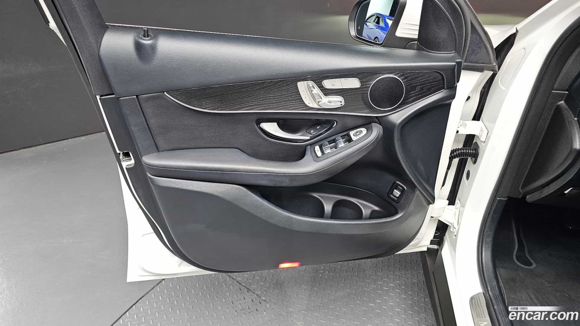 GLC-Class Mercedes-Benz 2019.3-INNER-034