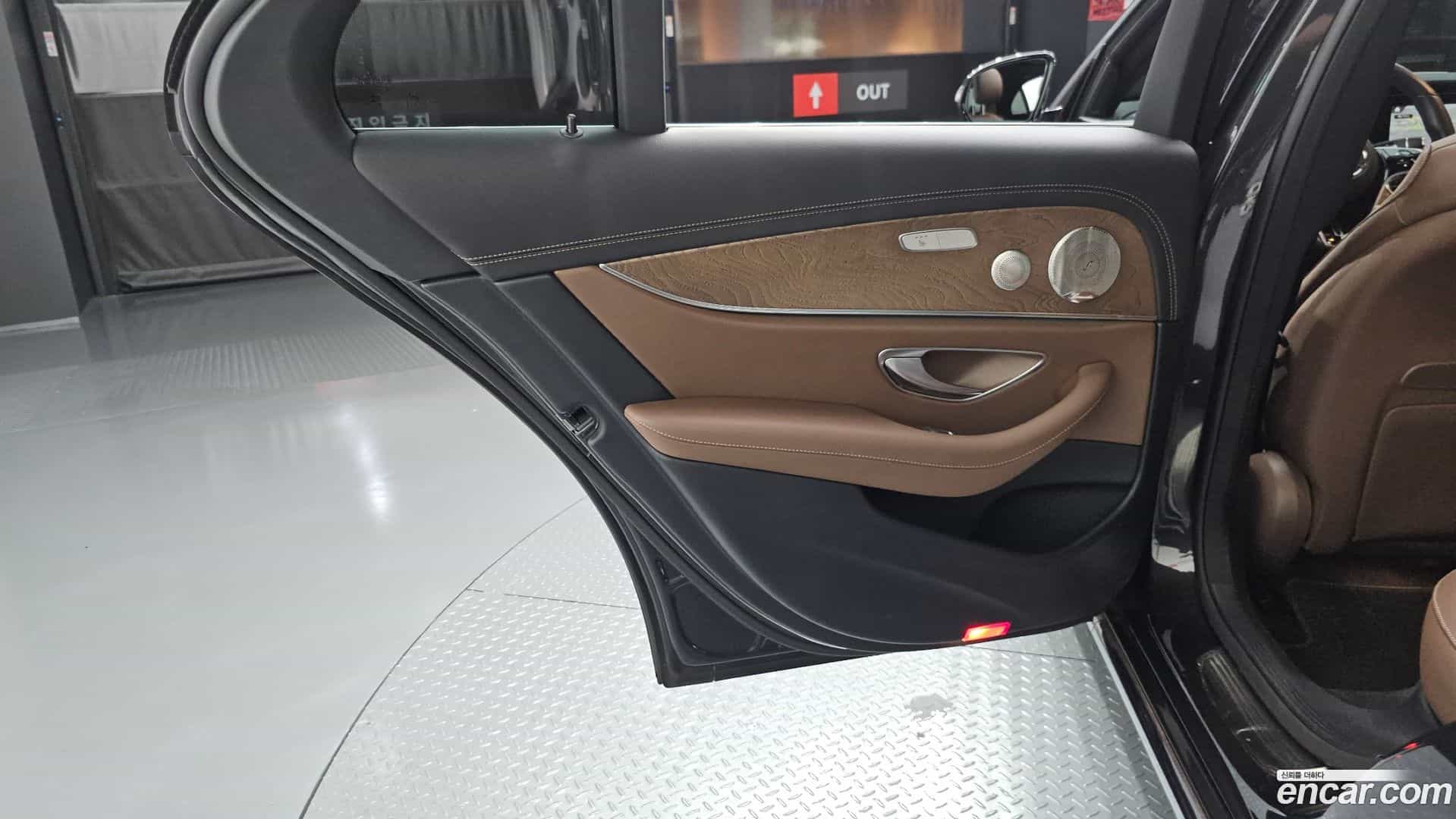 E-Class Mercedes-Benz 2022.1-INNER-035