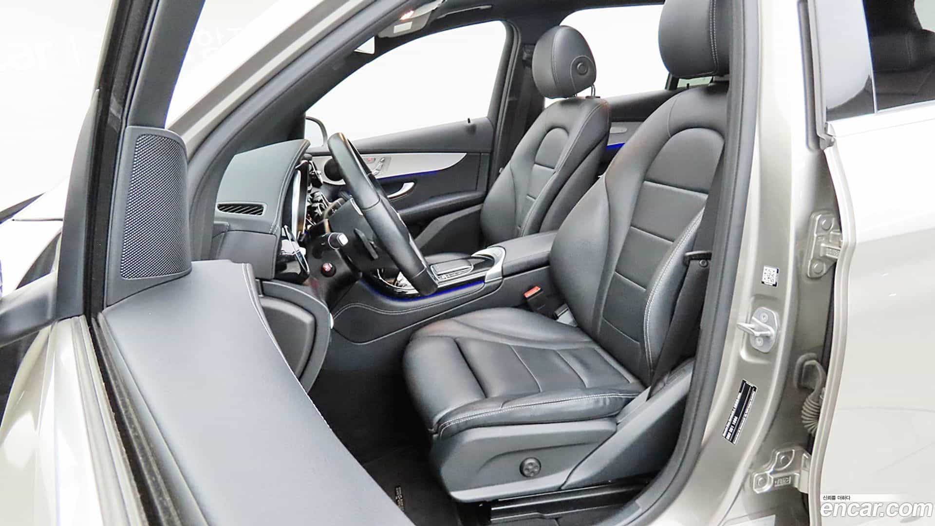GLC-Class Mercedes-Benz 2021.0-INNER-010