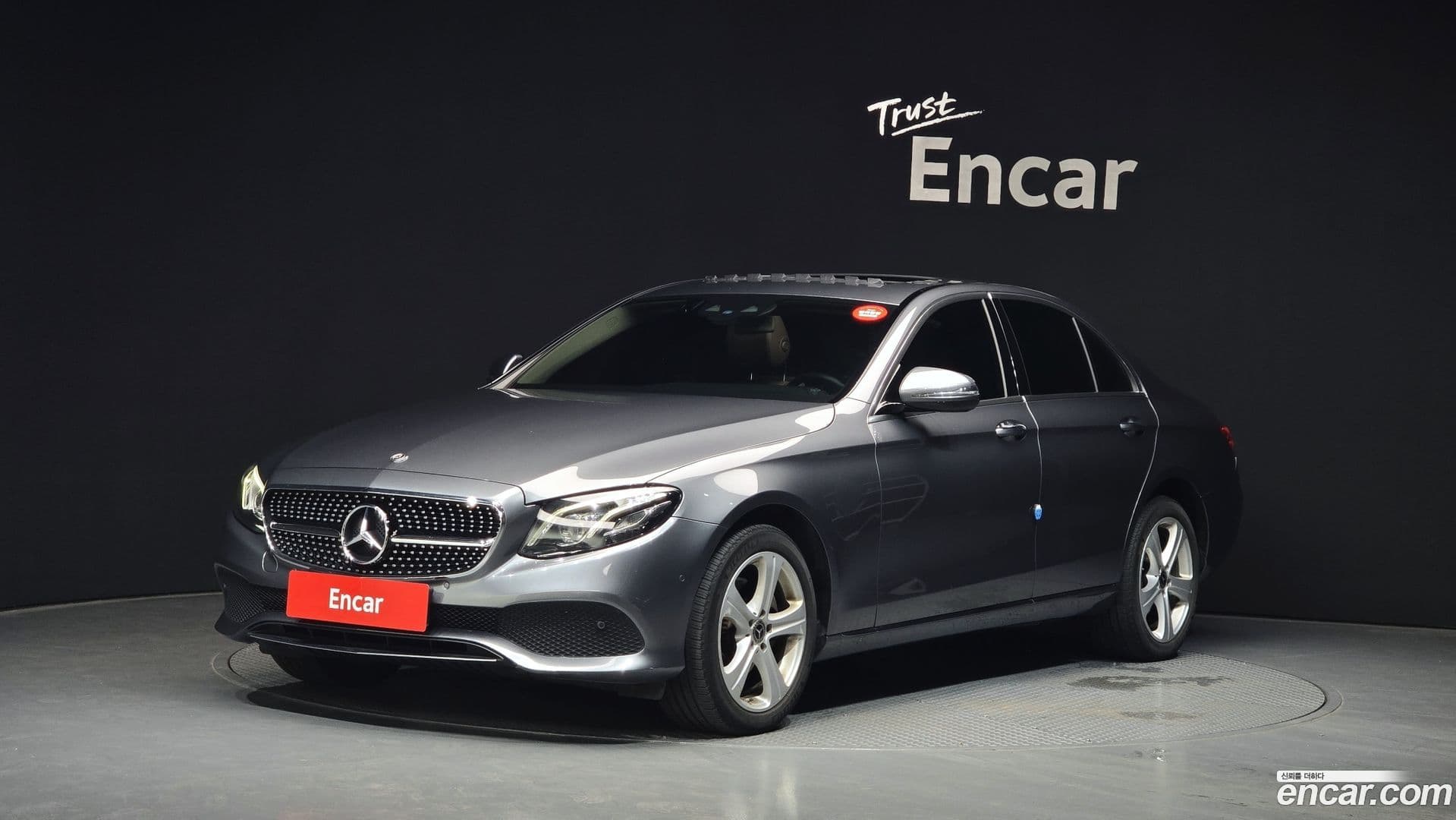 Main__Slider__Photo:E-Class Mercedes-Benz 2018.5-0
