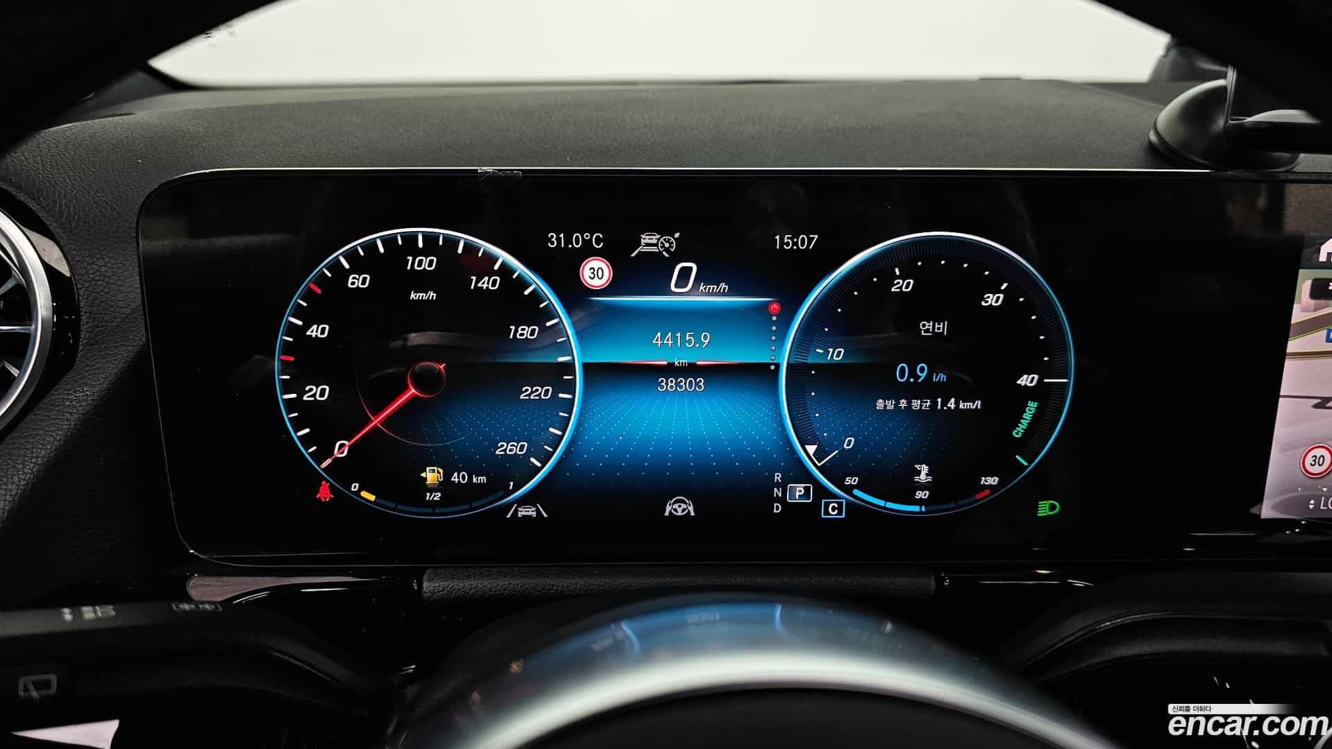 GLA-Class Mercedes-Benz 2022.11-INNER-008