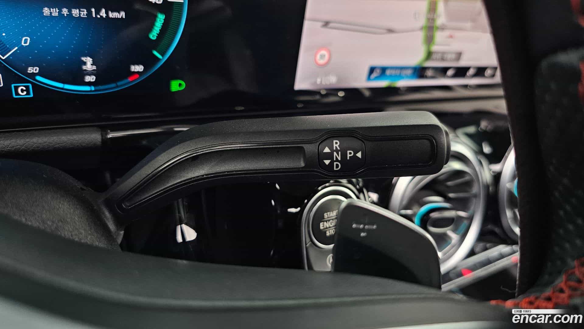 GLA-Class Mercedes-Benz 2022.11-INNER-009
