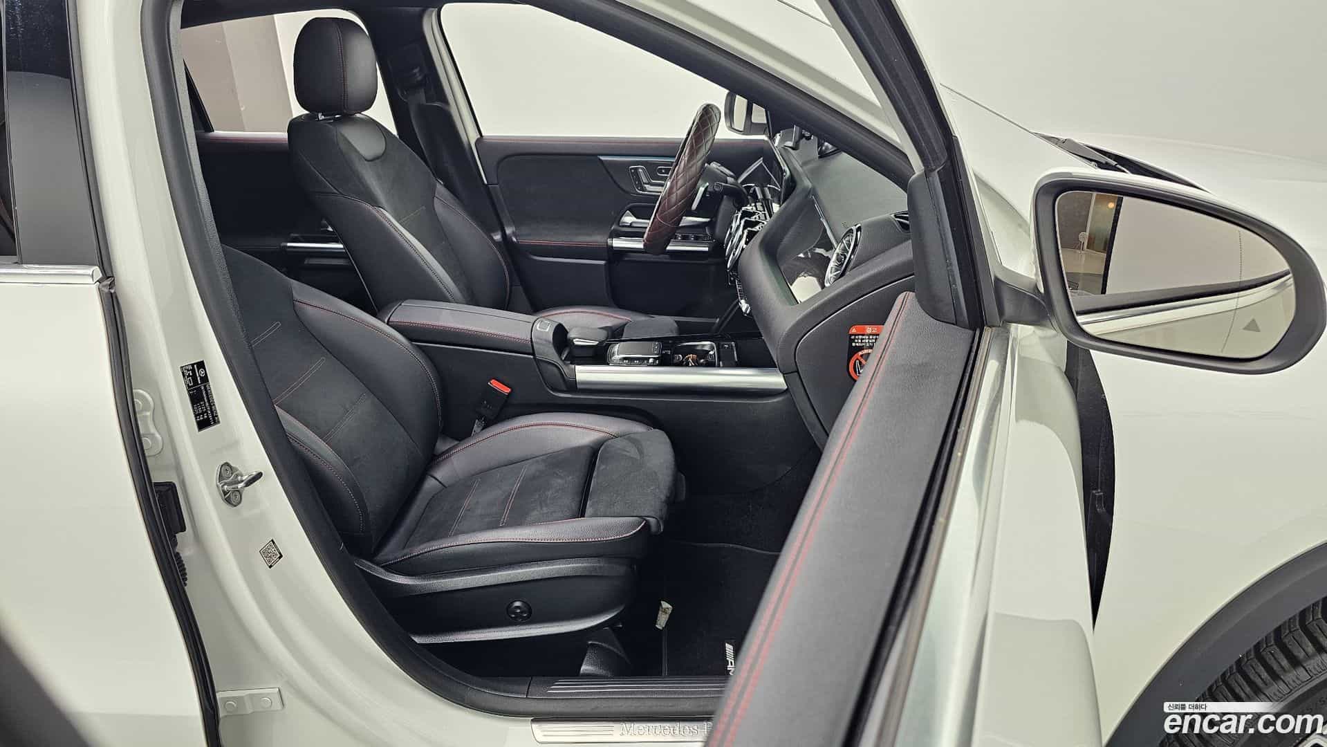 GLA-Class Mercedes-Benz 2022.11-INNER-010