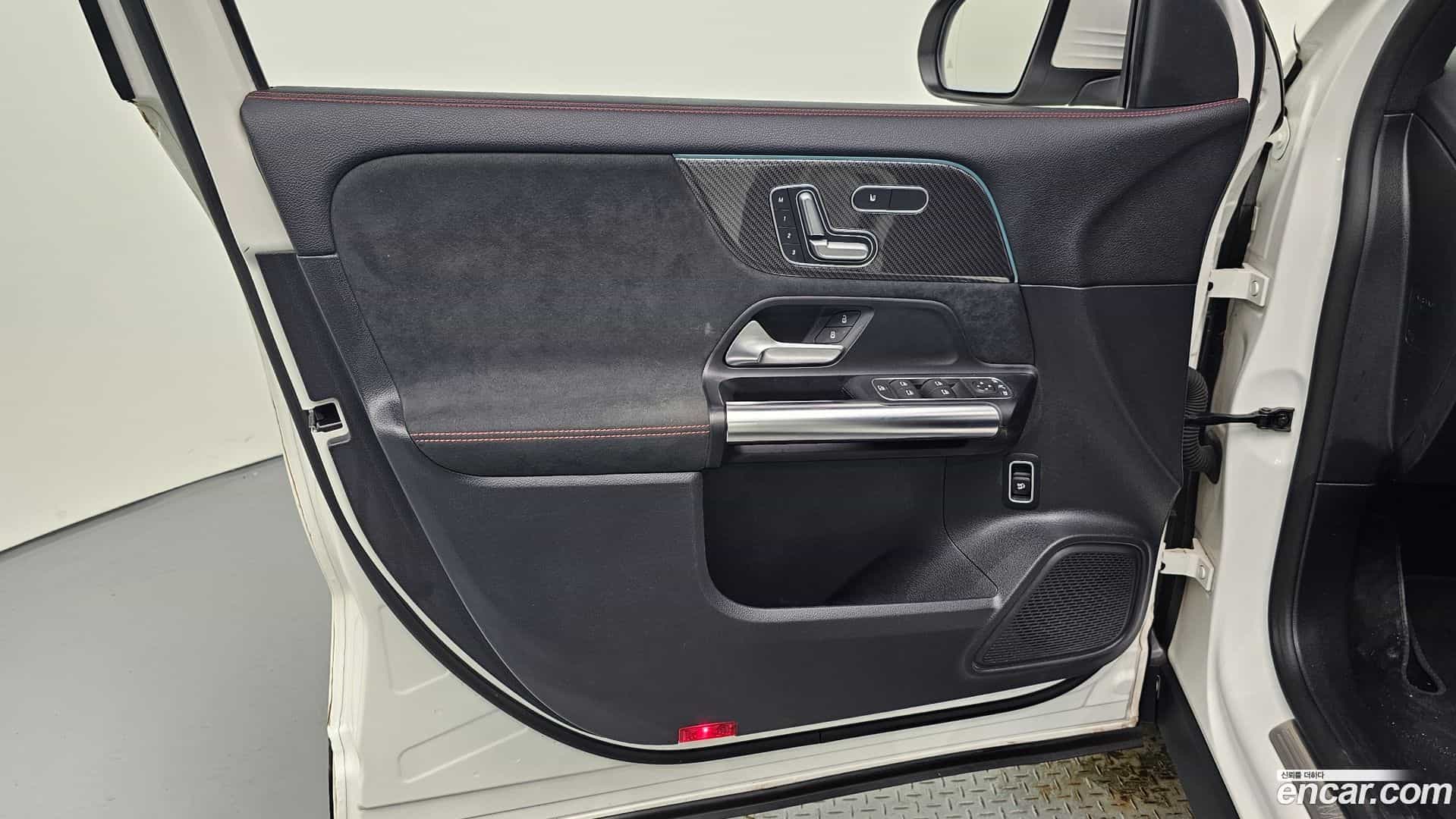 GLA-Class Mercedes-Benz 2022.11-INNER-034