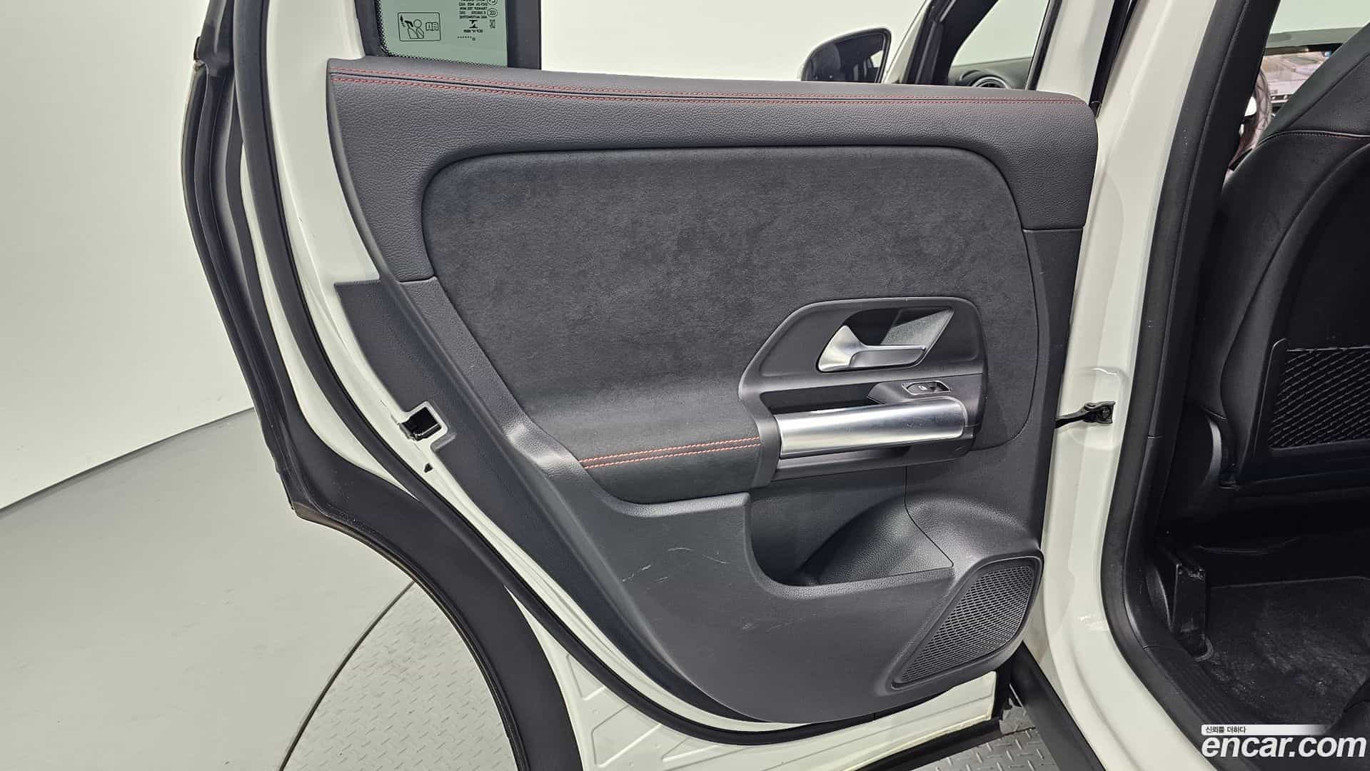 GLA-Class Mercedes-Benz 2022.11-INNER-035