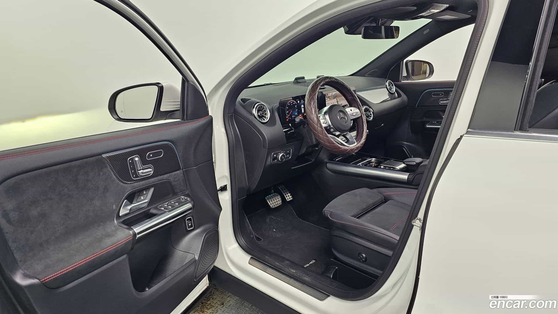 GLA-Class Mercedes-Benz 2022.11-INNER-036