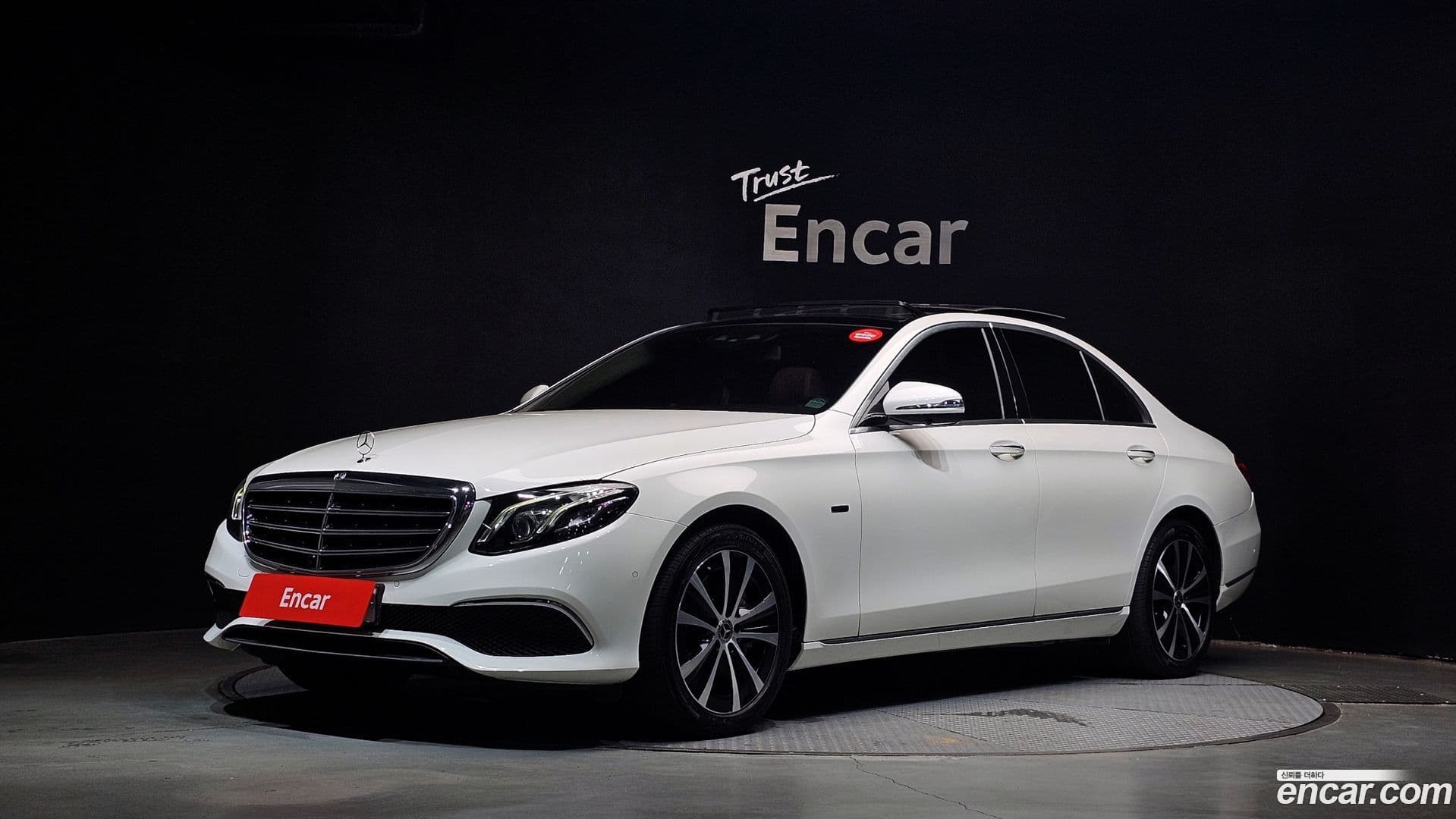Main__Slider__Photo:E-Class Mercedes-Benz 2019.11-0