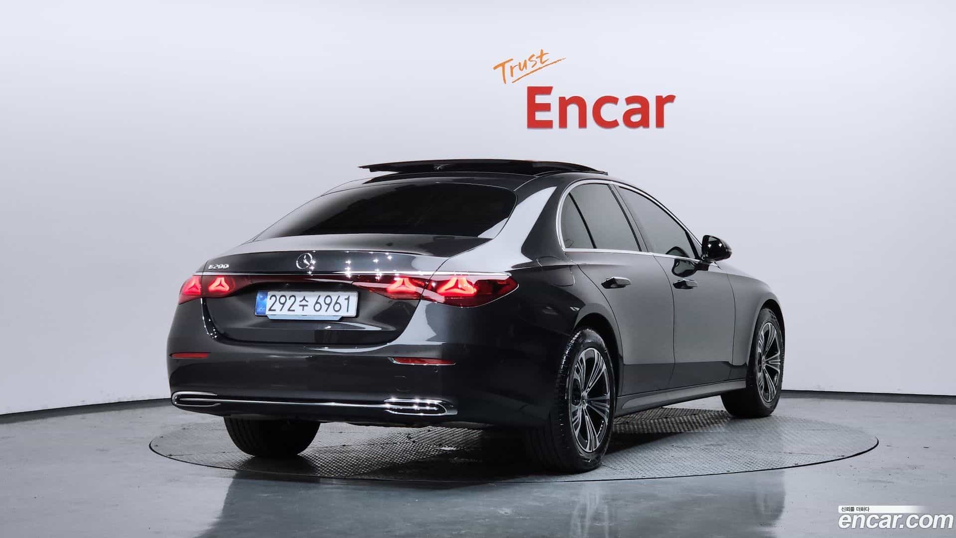 E-Class Mercedes-Benz 2025.10-OUTER-002
