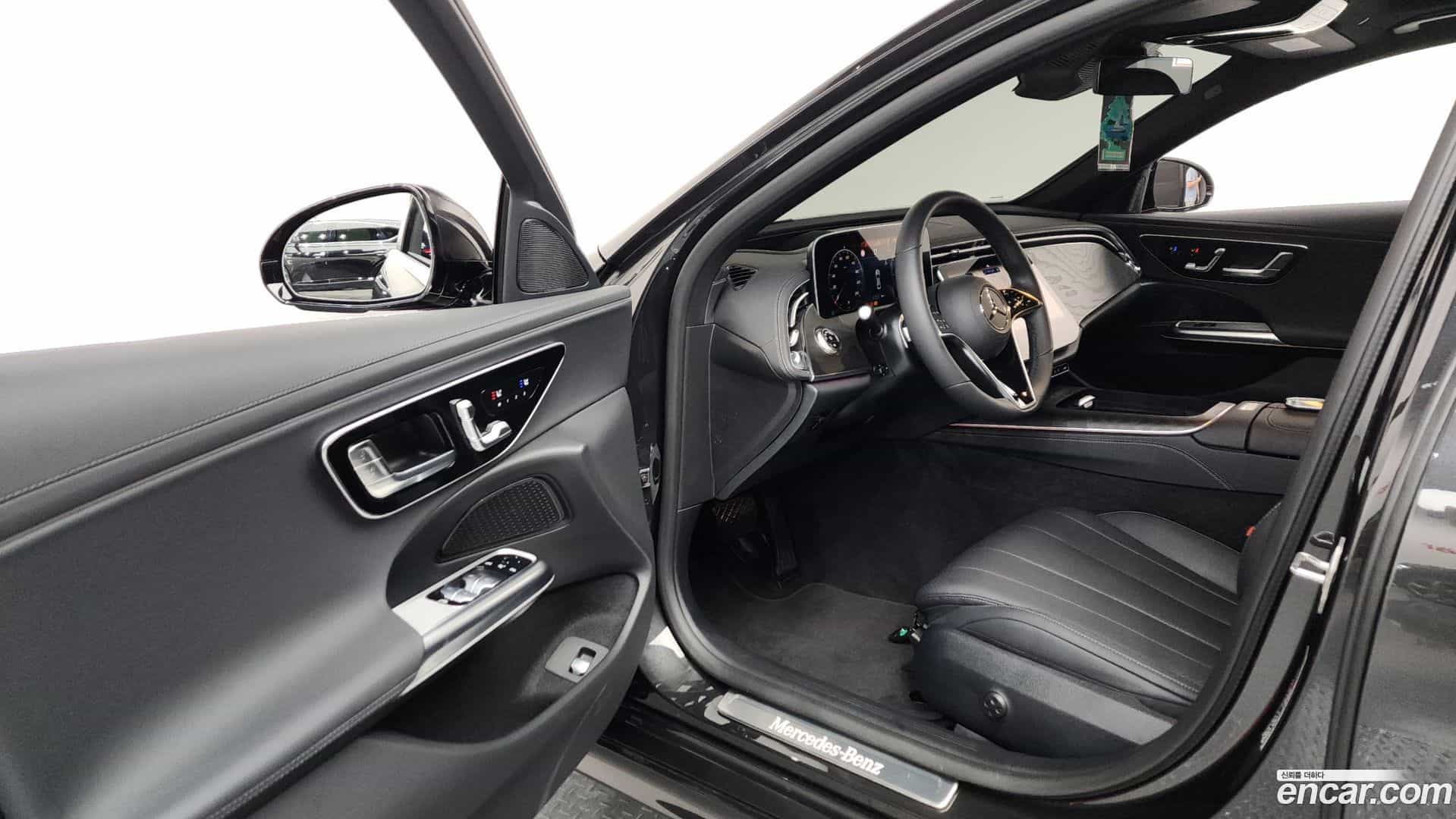 E-Class Mercedes-Benz 2025.10-INNER-010
