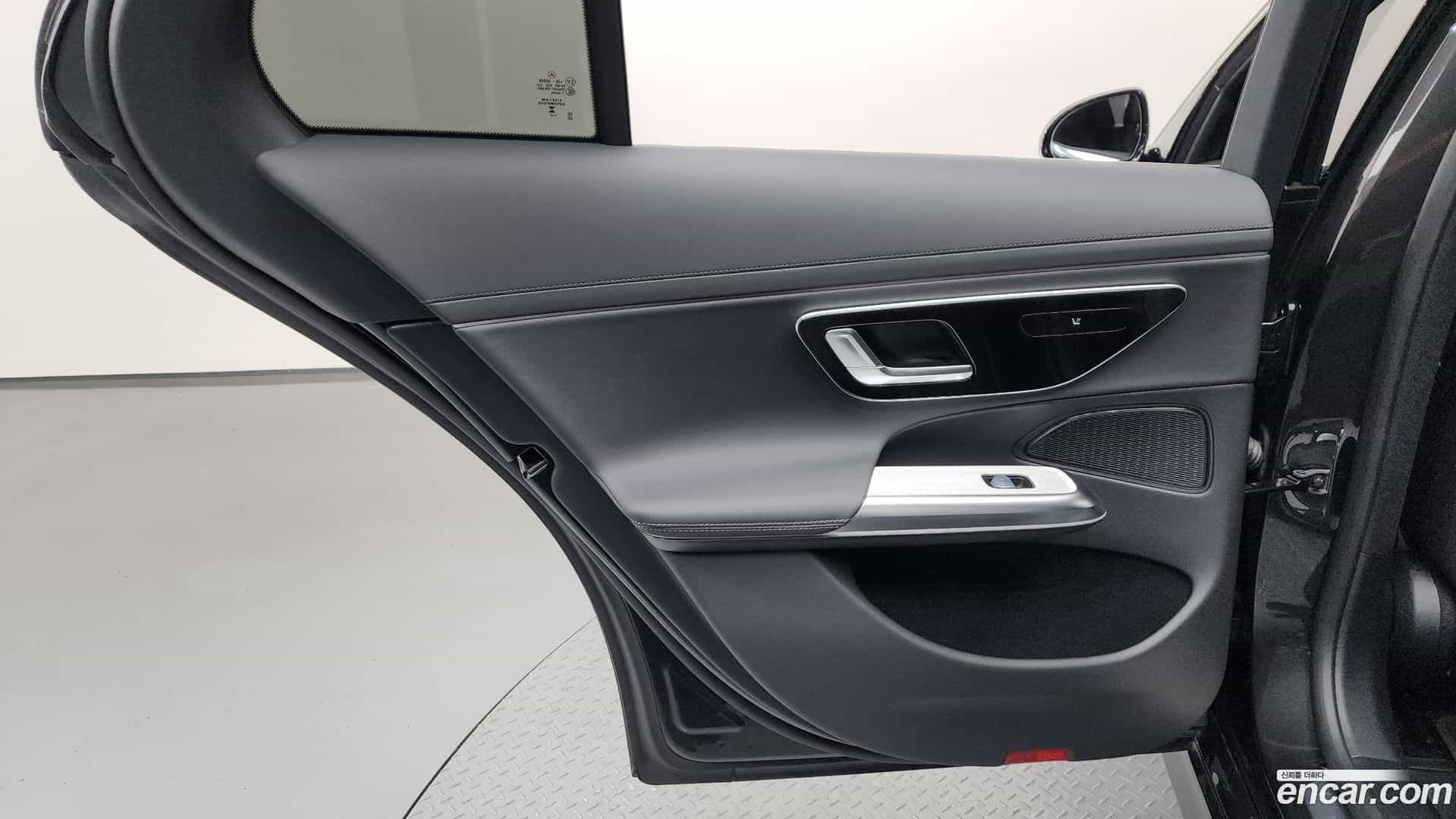 E-Class Mercedes-Benz 2025.10-INNER-035