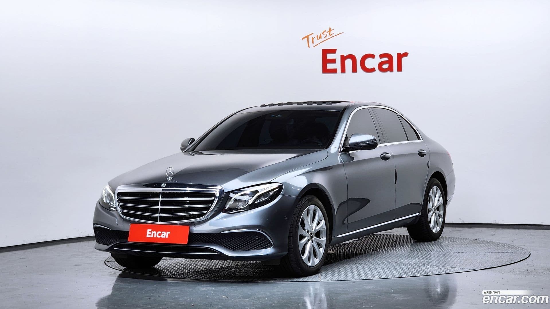 Main__Slider__Photo:E-Class Mercedes-Benz 2019.8-0