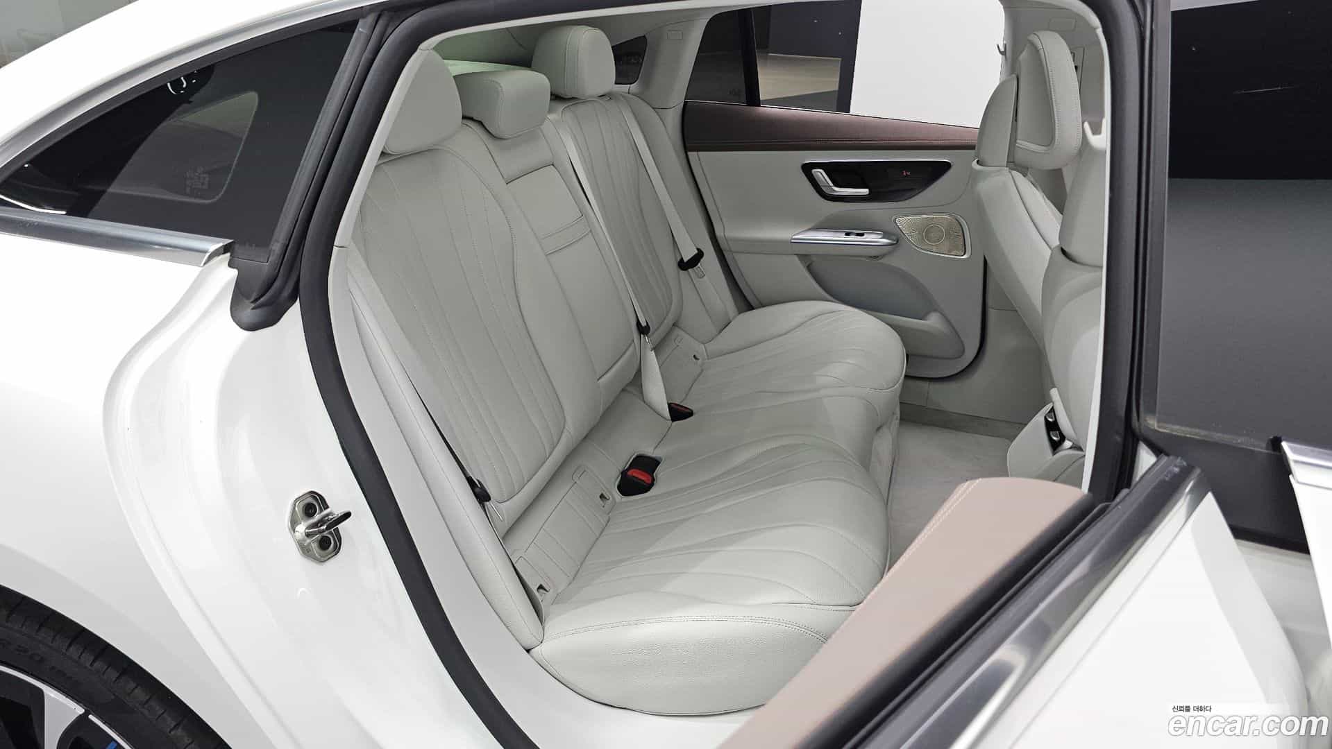 EQE Mercedes-Benz 2022.10-OPTION-015