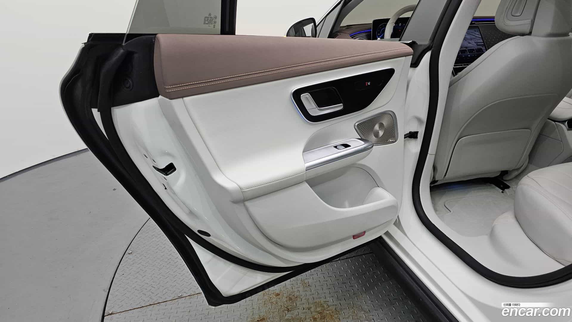 EQE Mercedes-Benz 2022.10-INNER-035