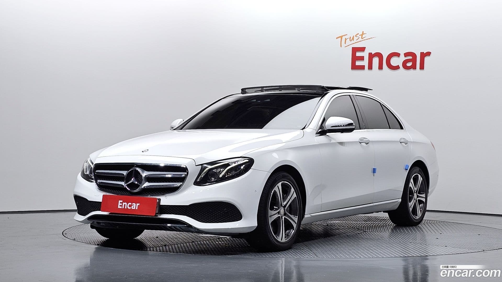 Main__Slider__Photo:E-Class Mercedes-Benz 2016.10-0