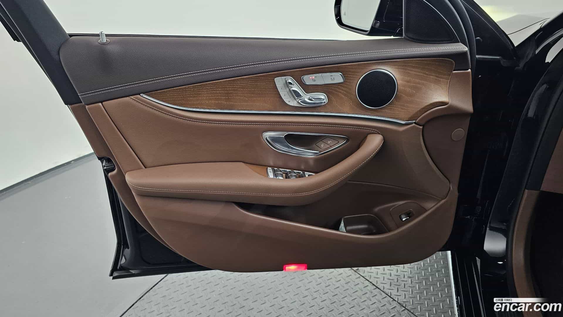E-Class Mercedes-Benz 2019.9-INNER-034