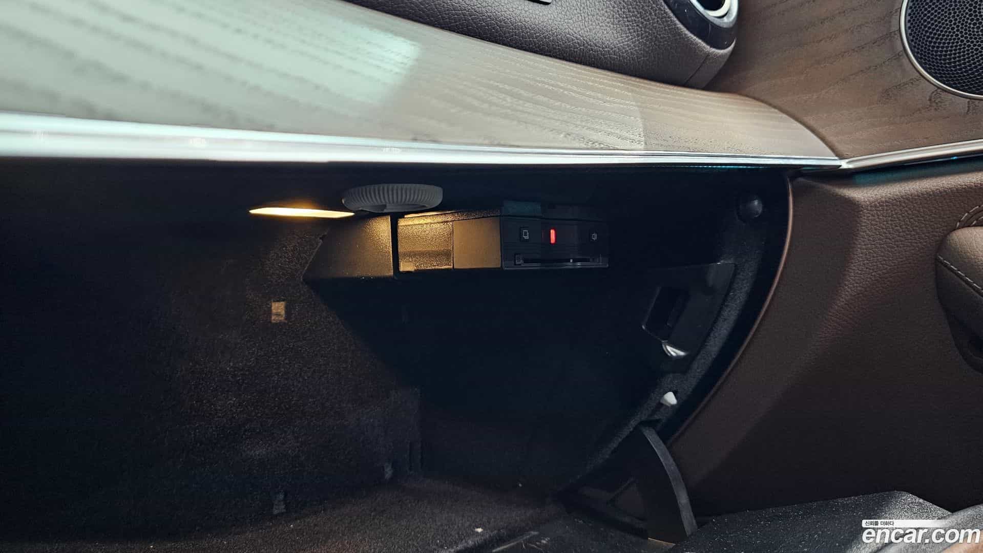 E-Class Mercedes-Benz 2019.9-OPTION-045