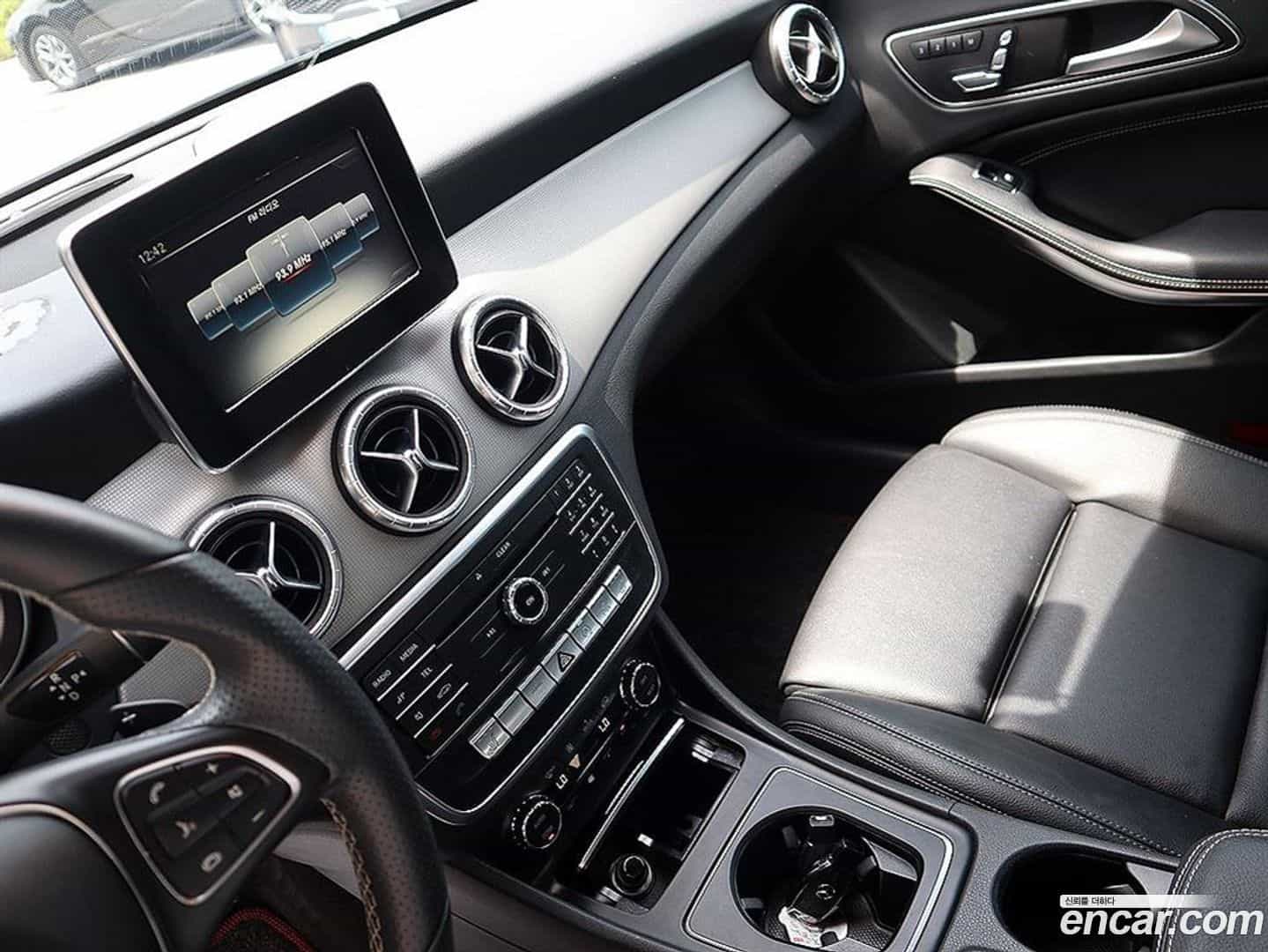 CLA-Class Mercedes-Benz 2017.3-INNER-010