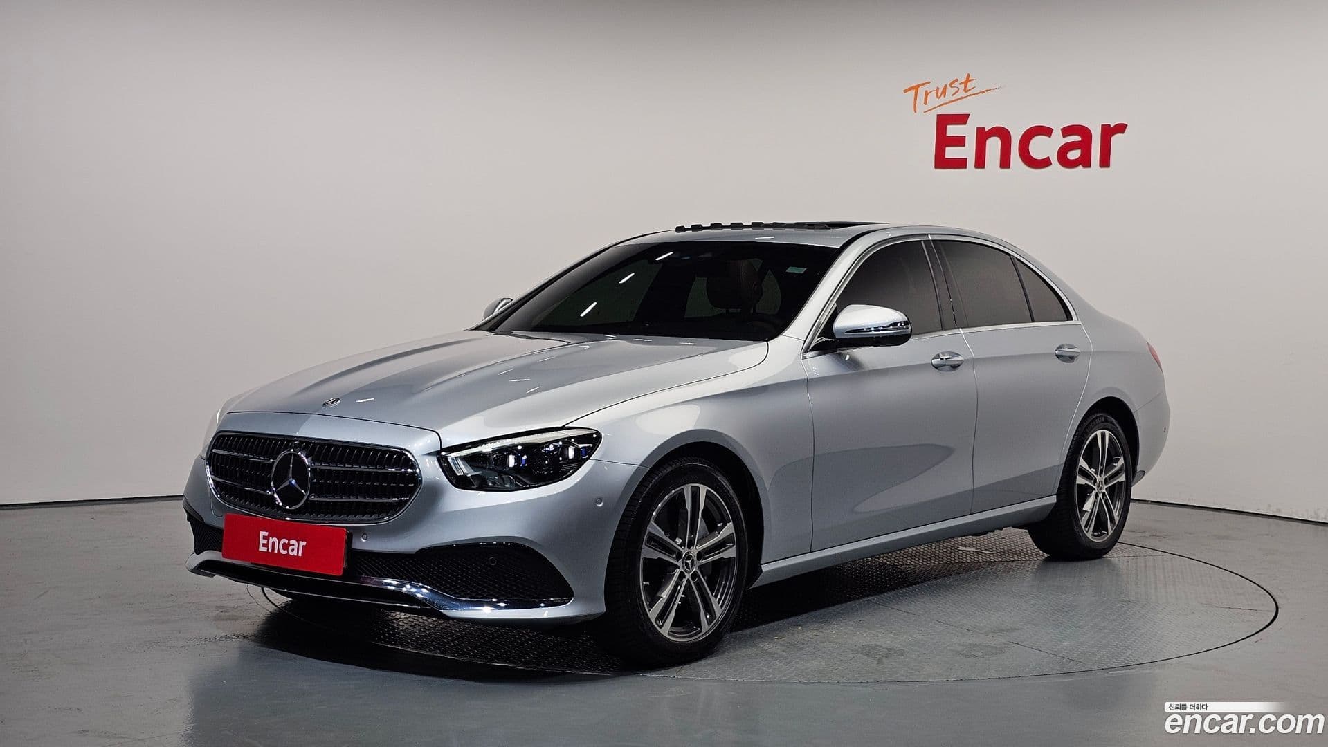 Main__Slider__Photo:E-Class Mercedes-Benz 2021.6-0