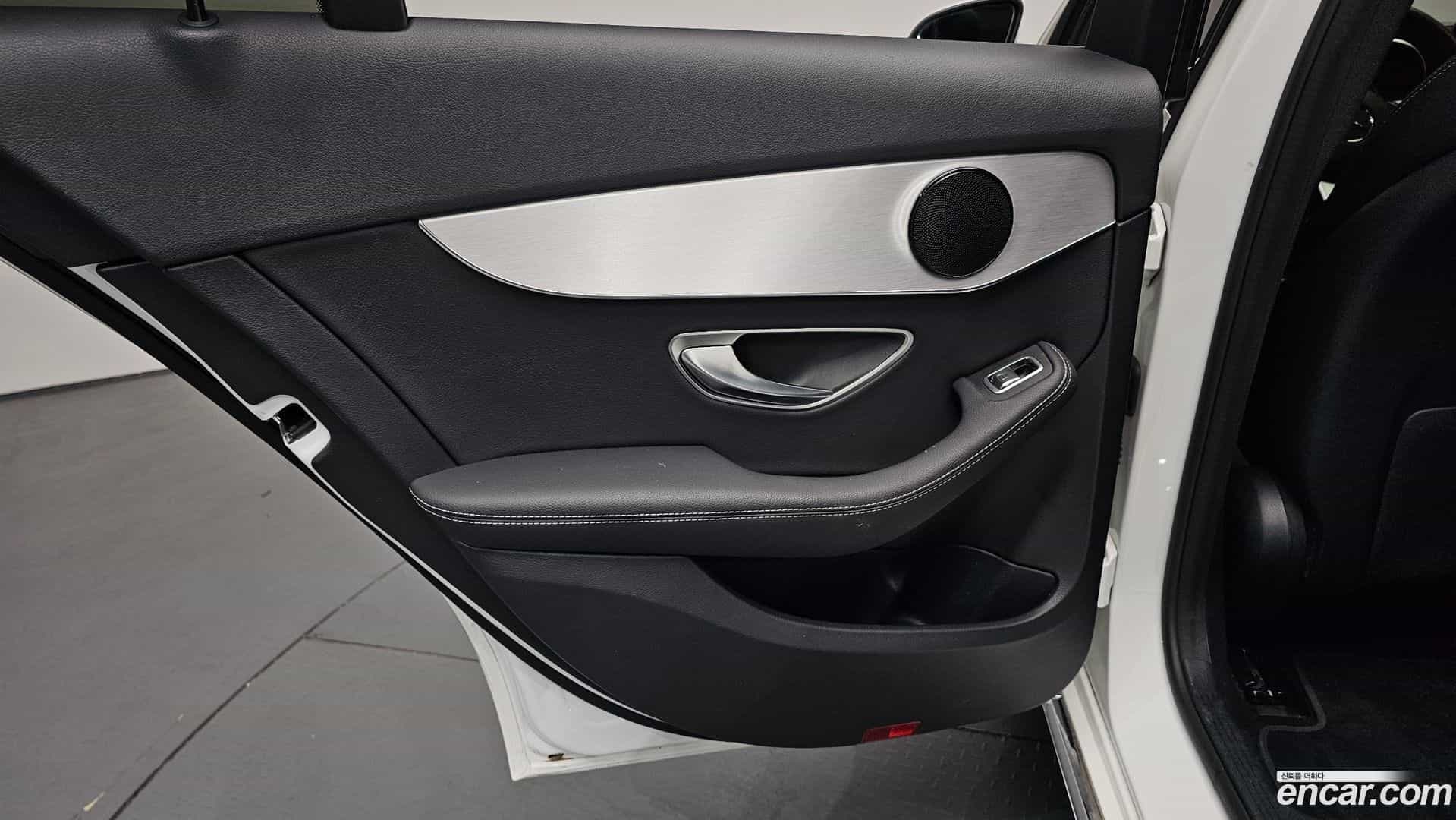 C-Class Mercedes-Benz 2020.0-INNER-035