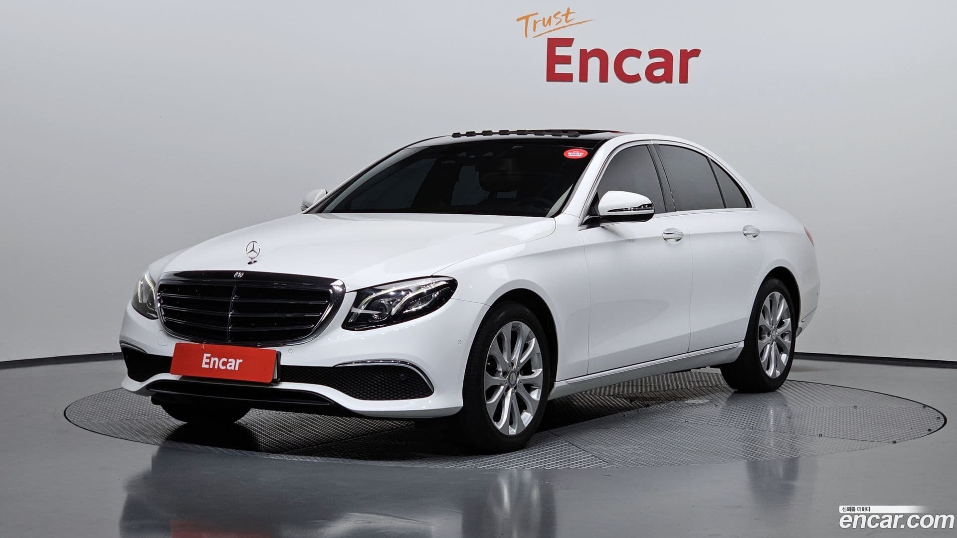 Main__Slider__Photo:E-Class Mercedes-Benz 2016.10-0