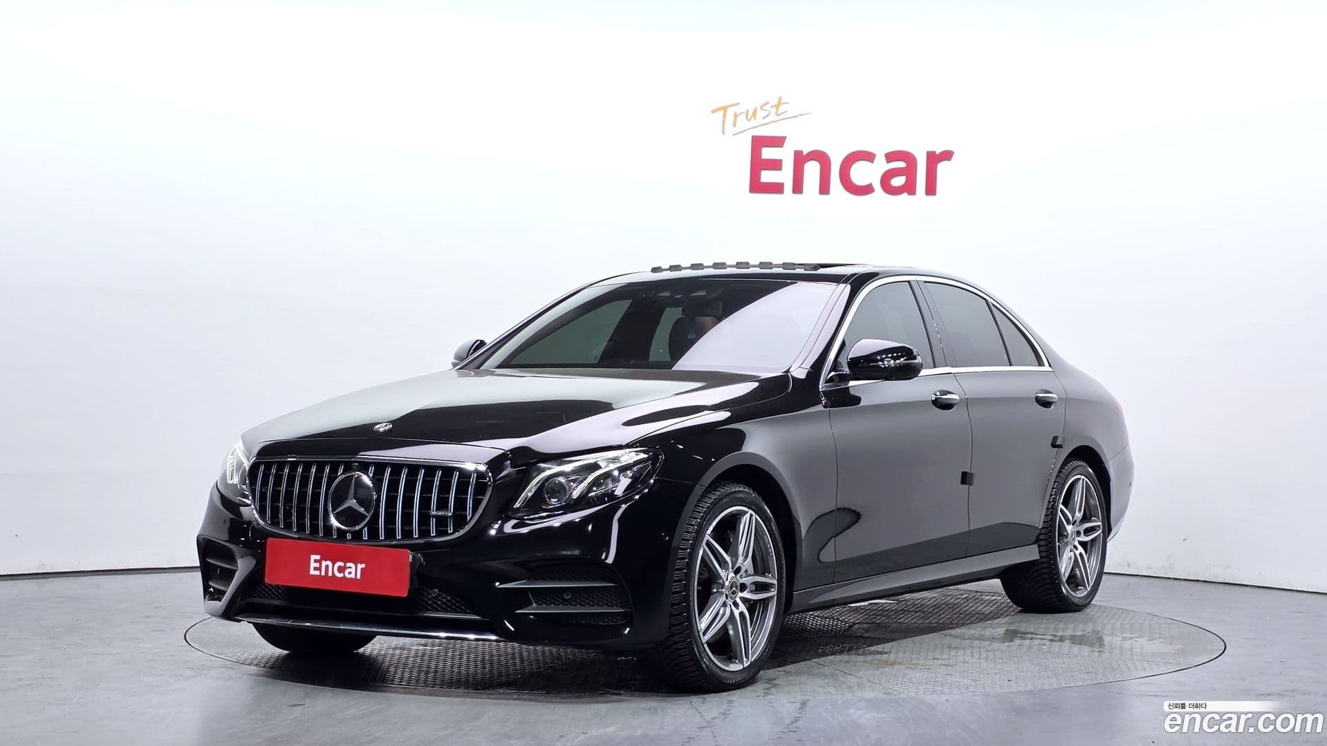 Main__Slider__Photo:E-Class Mercedes-Benz 2020.5-0