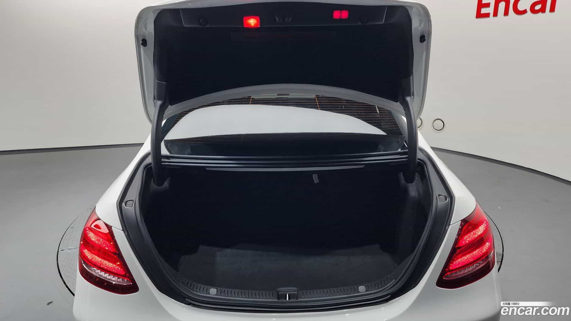 E-Class Mercedes-Benz 2018.11-OPTION-024