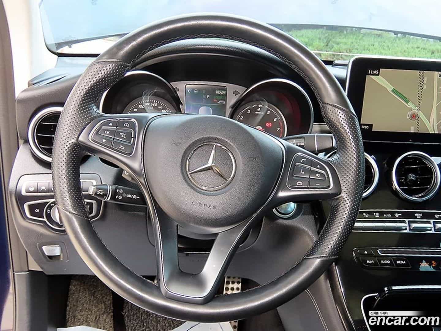 GLC-Class Mercedes-Benz 2018.10-INNER-008