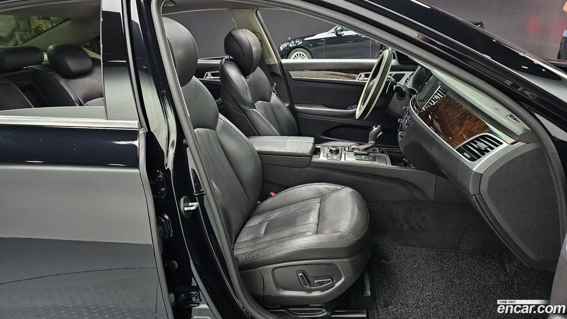 Genesis Hyundai 2016.0-INNER-036