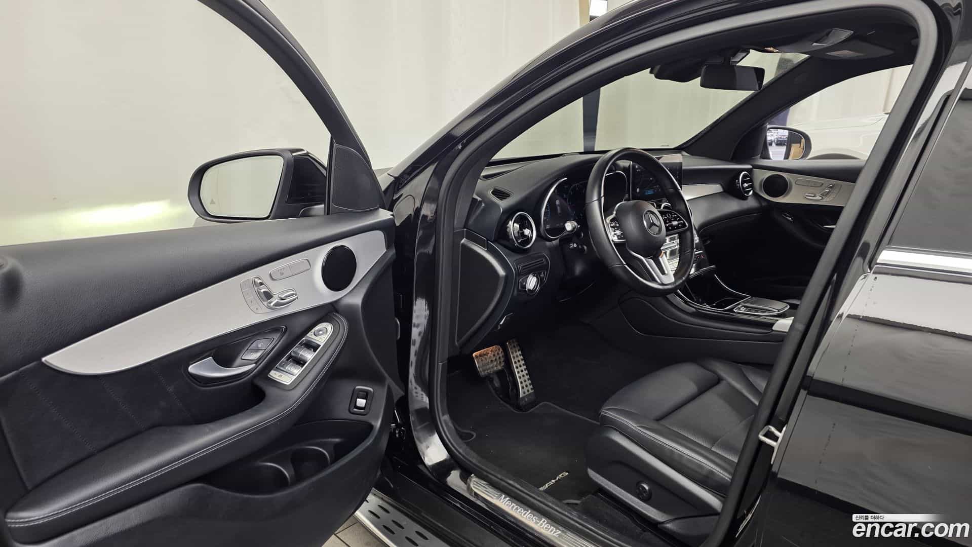 GLC-Class Mercedes-Benz 2021.11-INNER-010