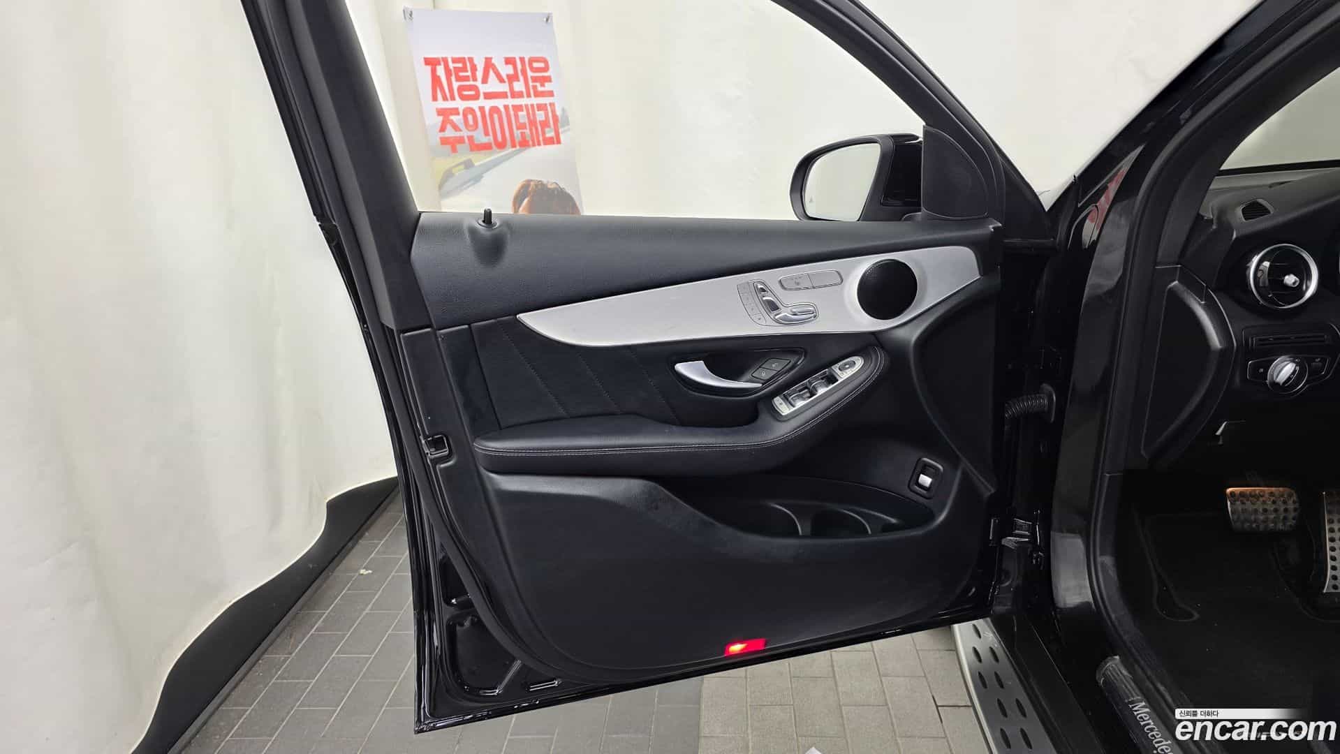 GLC-Class Mercedes-Benz 2021.11-INNER-034
