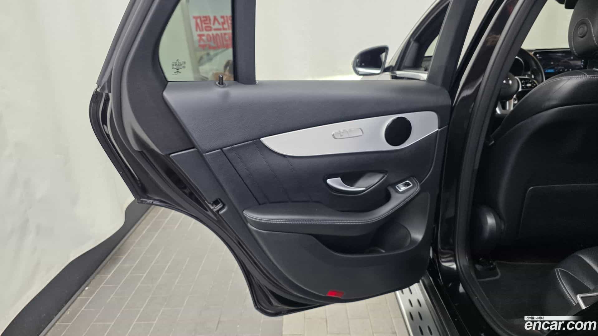 GLC-Class Mercedes-Benz 2021.11-INNER-035