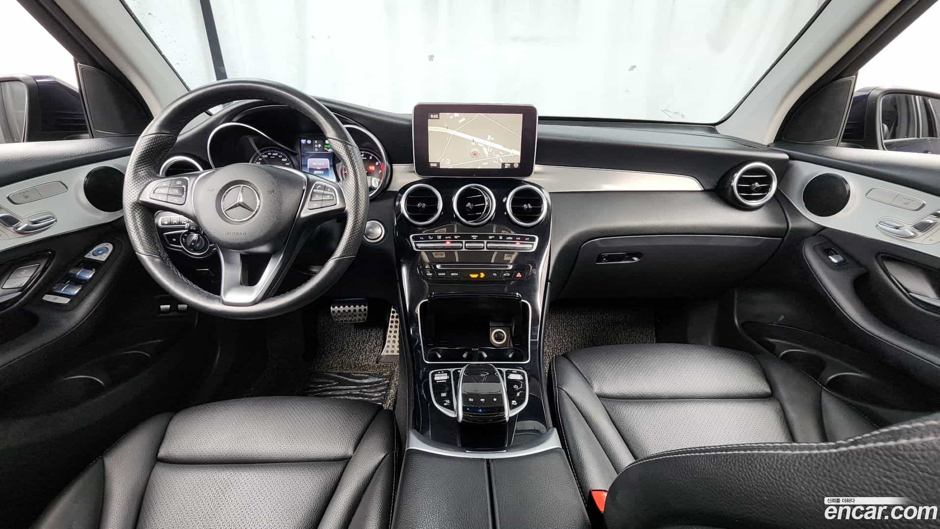 GLC-Class Mercedes-Benz 2018.10-INNER-007