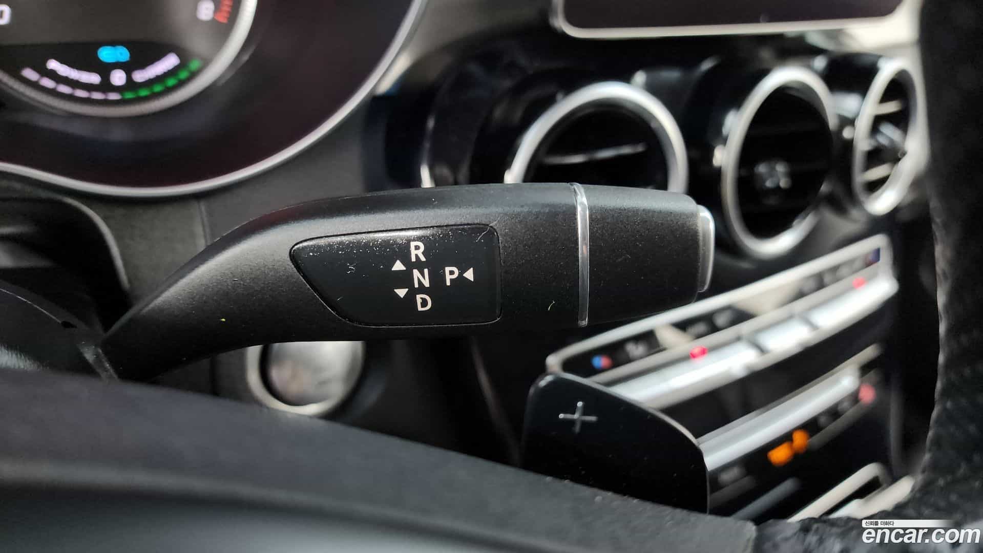 GLC-Class Mercedes-Benz 2018.10-INNER-009