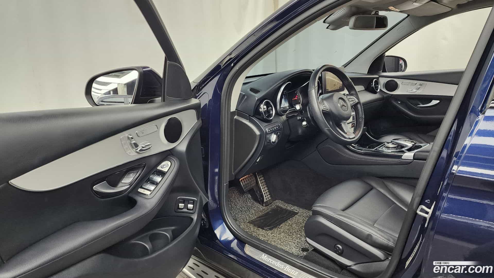 GLC-Class Mercedes-Benz 2018.10-INNER-010