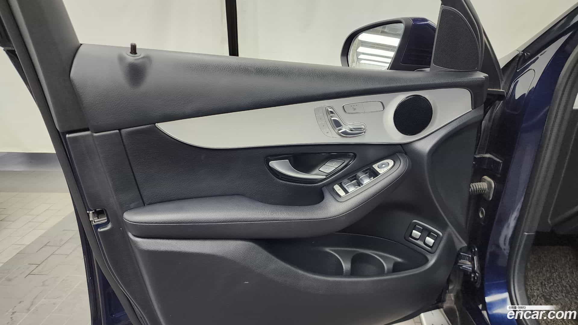 GLC-Class Mercedes-Benz 2018.10-INNER-034