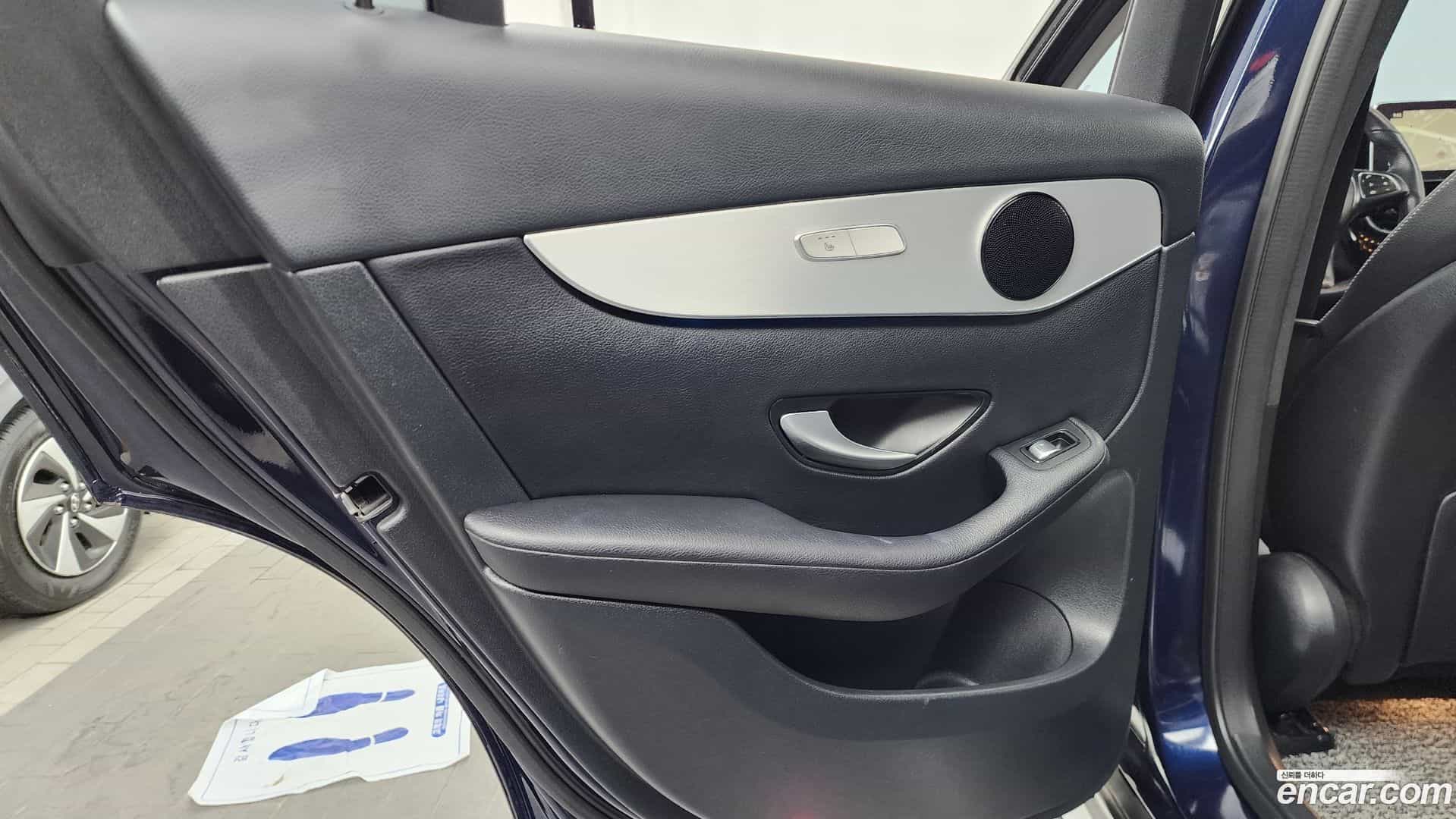 GLC-Class Mercedes-Benz 2018.10-INNER-035