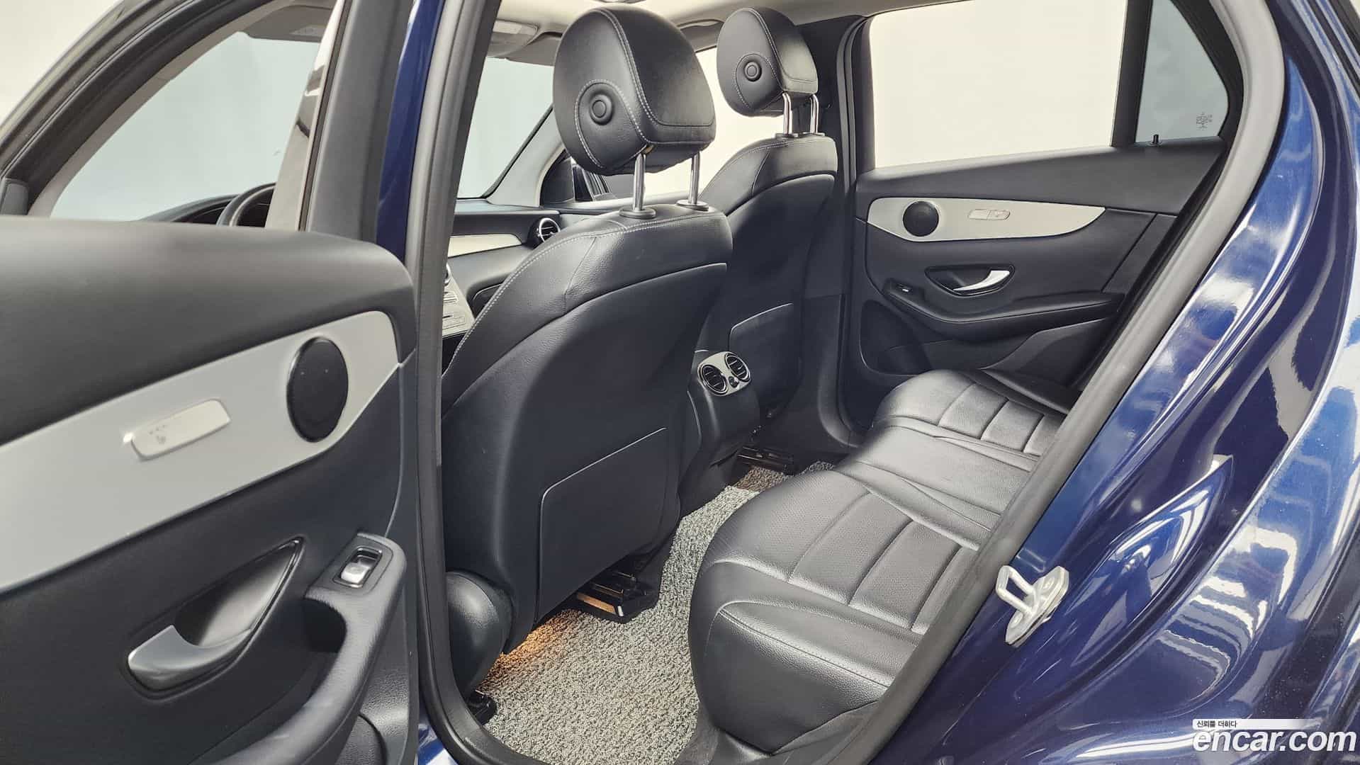 GLC-Class Mercedes-Benz 2018.10-INNER-036
