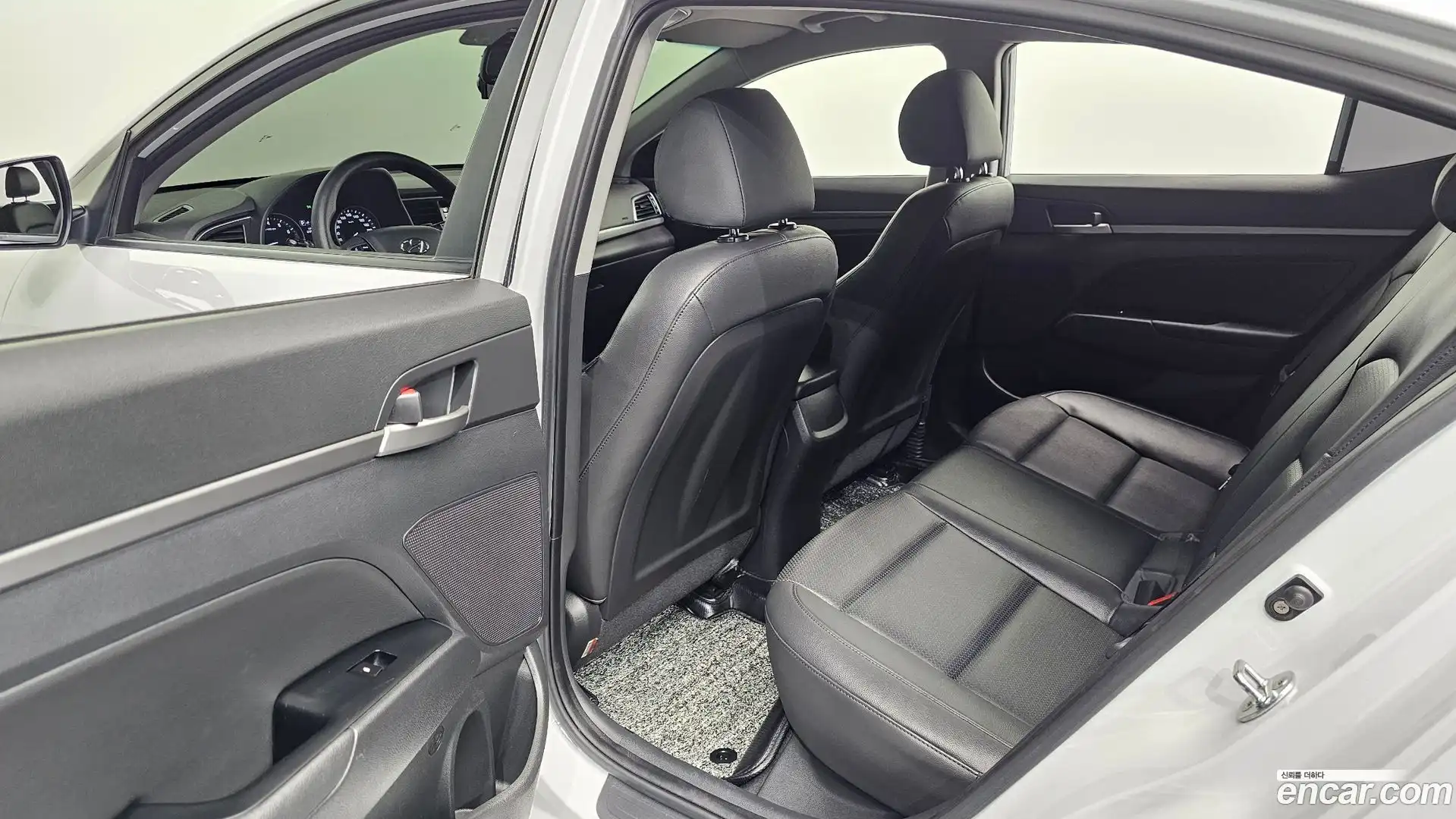 AVANTE Hyundai 2018.6-OPTION-015