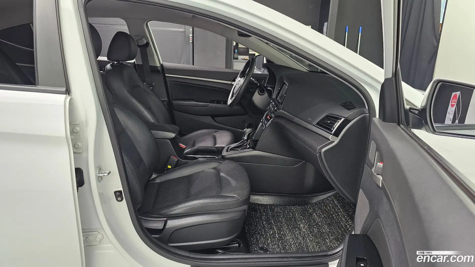 AVANTE Hyundai 2018.6-OPTION-016