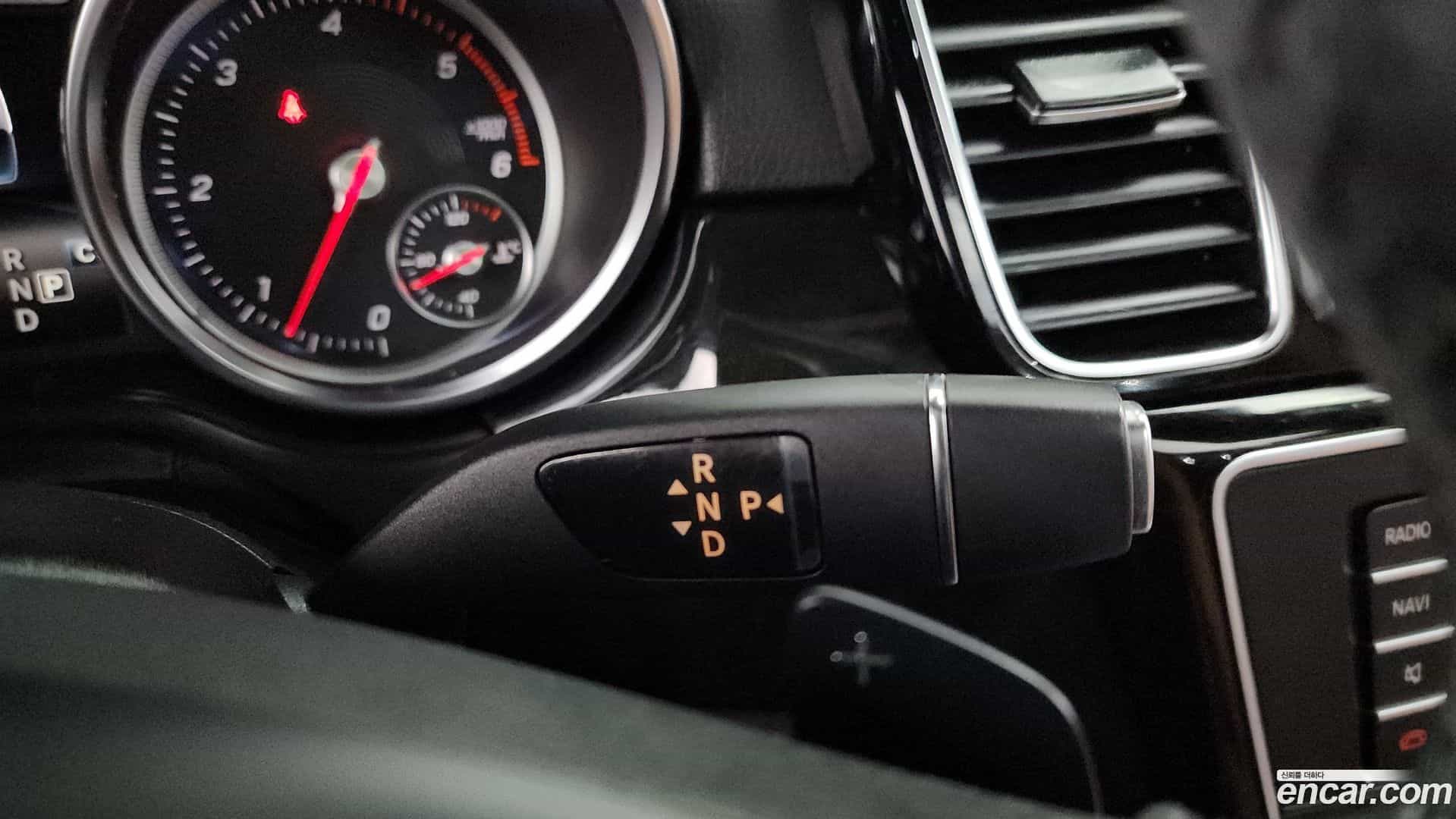 GLE-Class Mercedes-Benz 2017.6-INNER-009