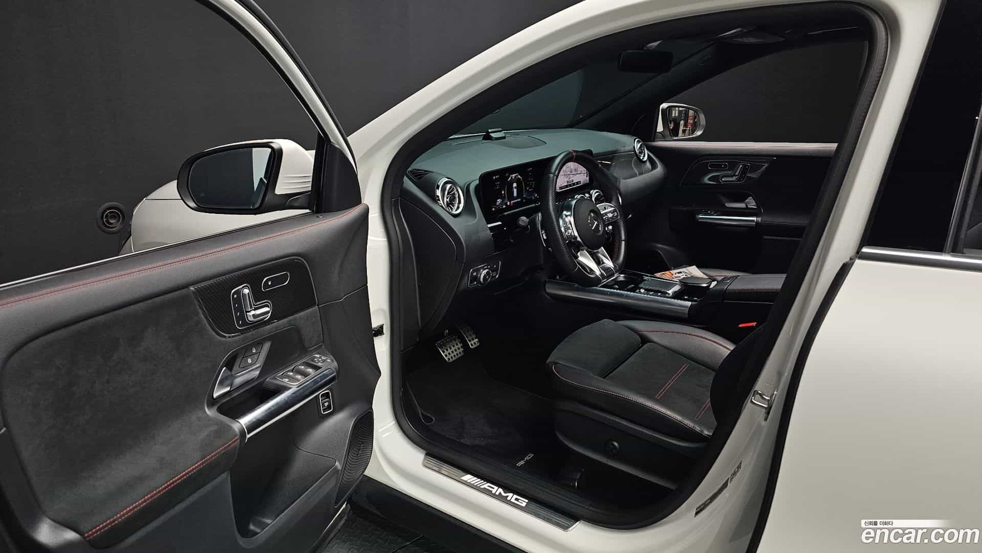 GLA-Class Mercedes-Benz 2022.11-INNER-010