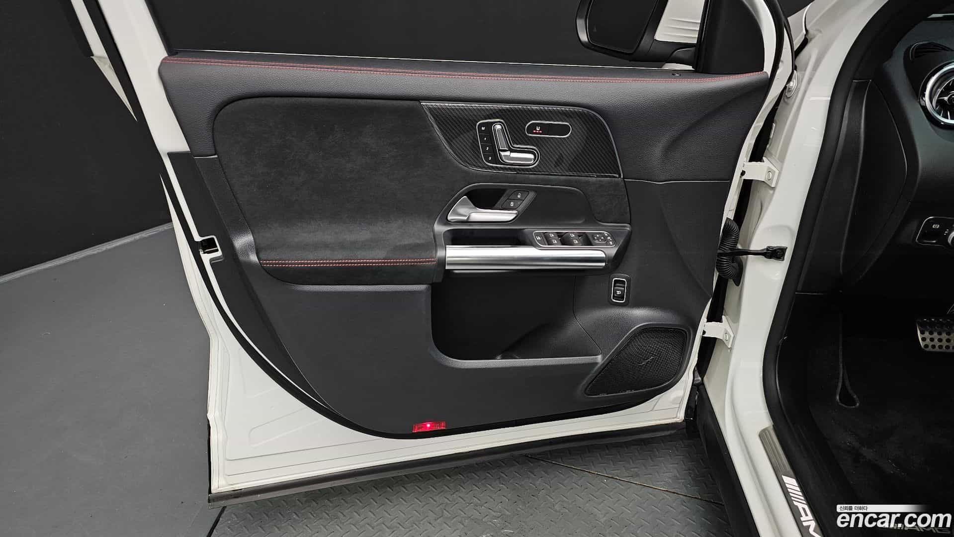 GLA-Class Mercedes-Benz 2022.11-INNER-034