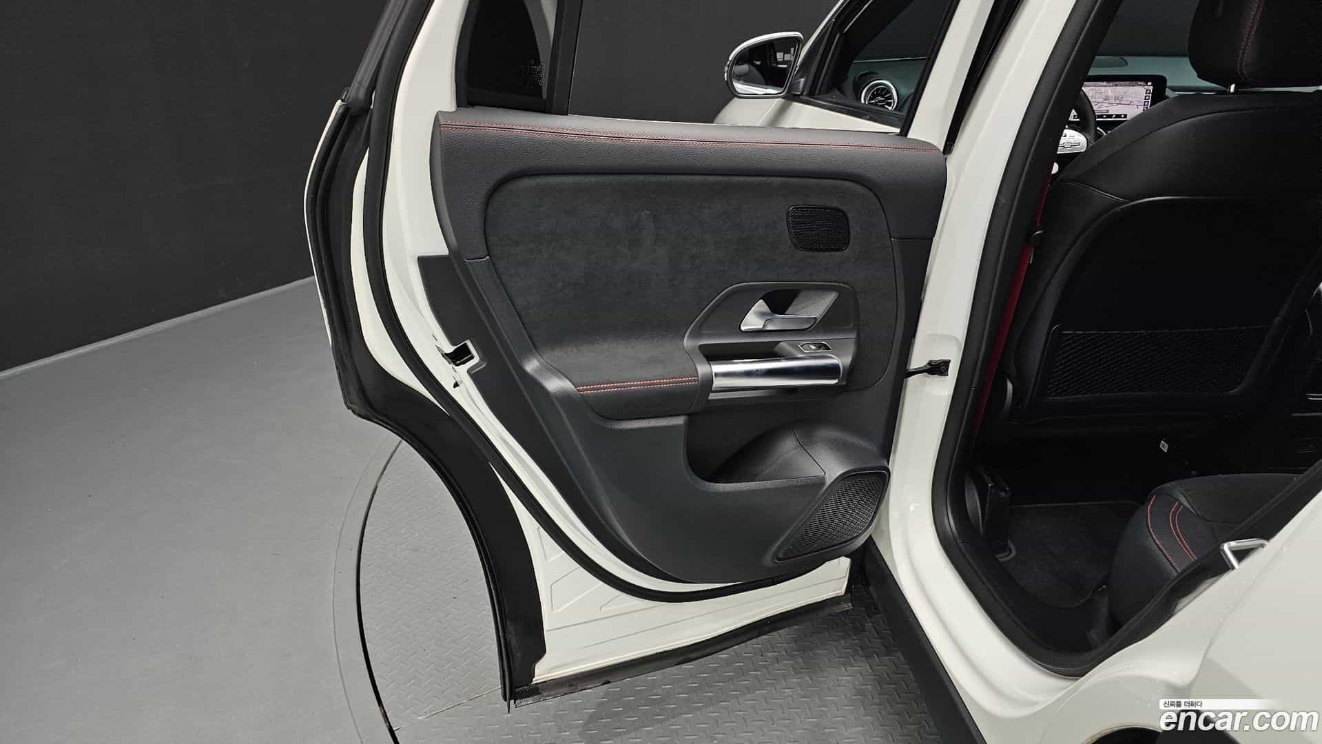GLA-Class Mercedes-Benz 2022.11-INNER-035