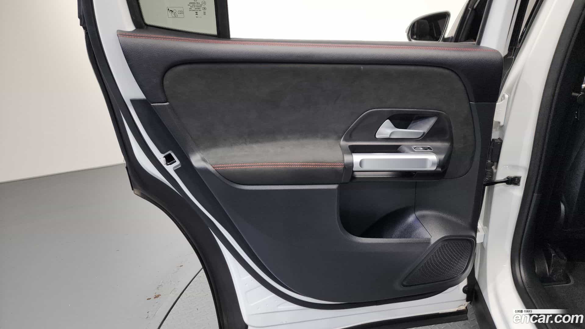 GLB-Class Mercedes-Benz 2023.11-INNER-035