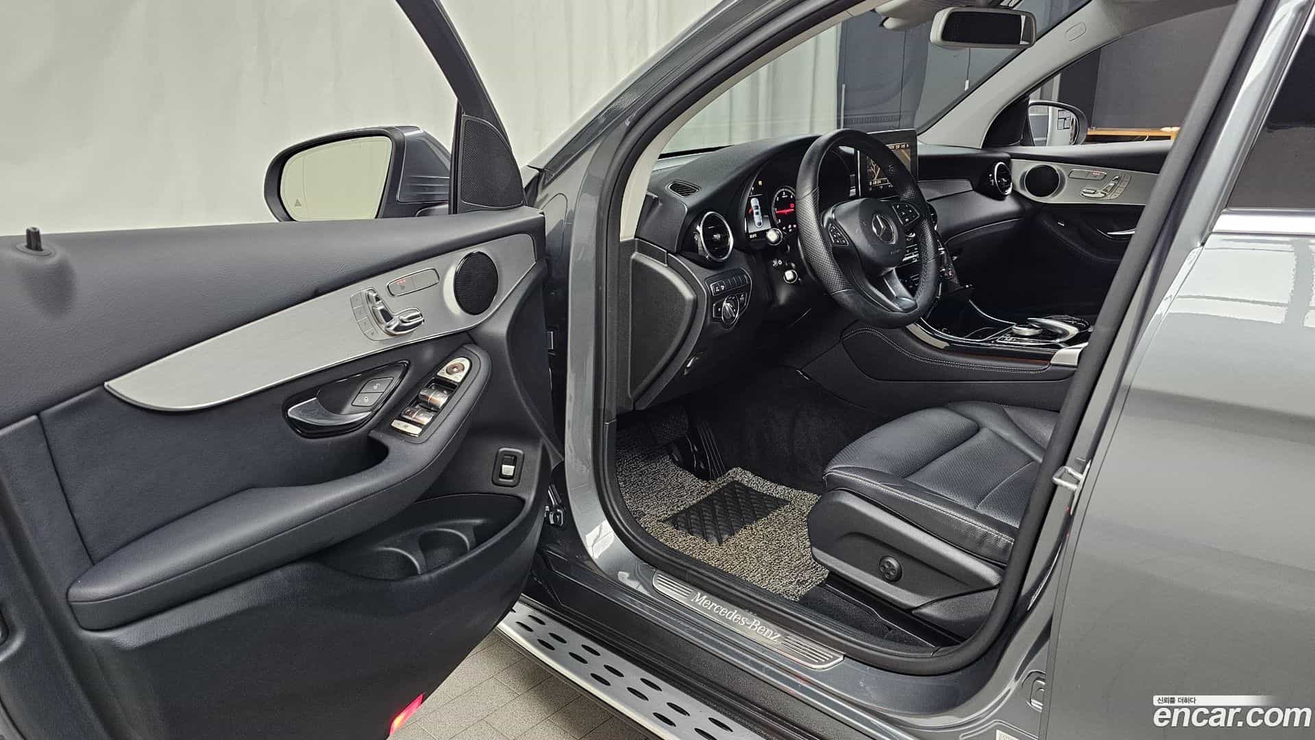 GLC-Class Mercedes-Benz 2018.3-INNER-010