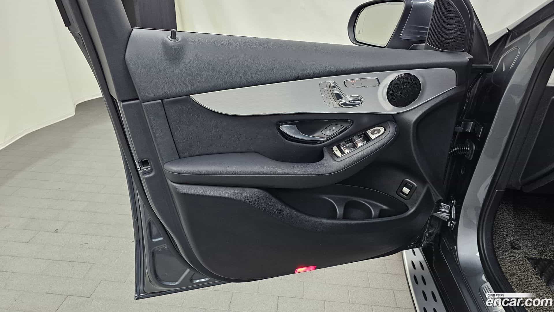 GLC-Class Mercedes-Benz 2018.3-INNER-034