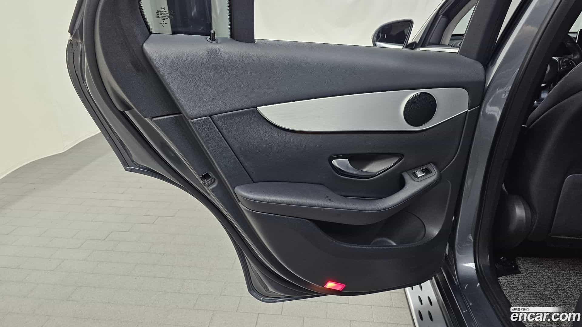 GLC-Class Mercedes-Benz 2018.3-INNER-035