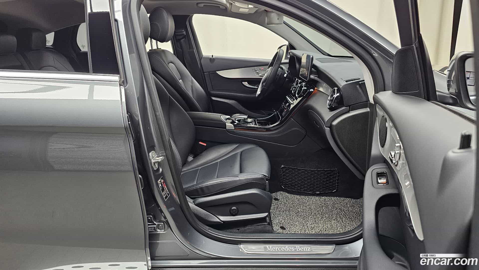 GLC-Class Mercedes-Benz 2018.3-INNER-036