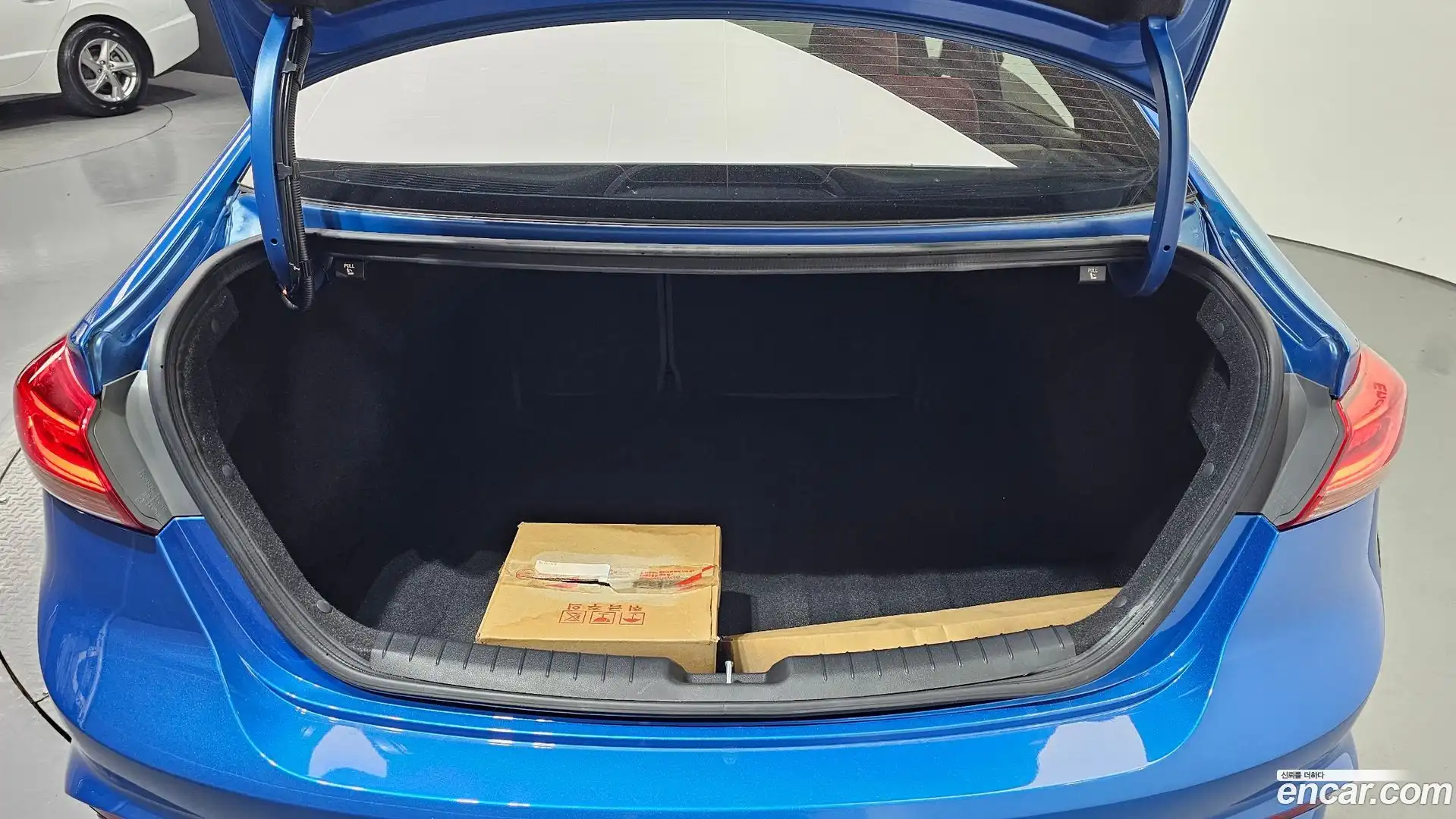 AVANTE Hyundai 2016.6-OPTION-024