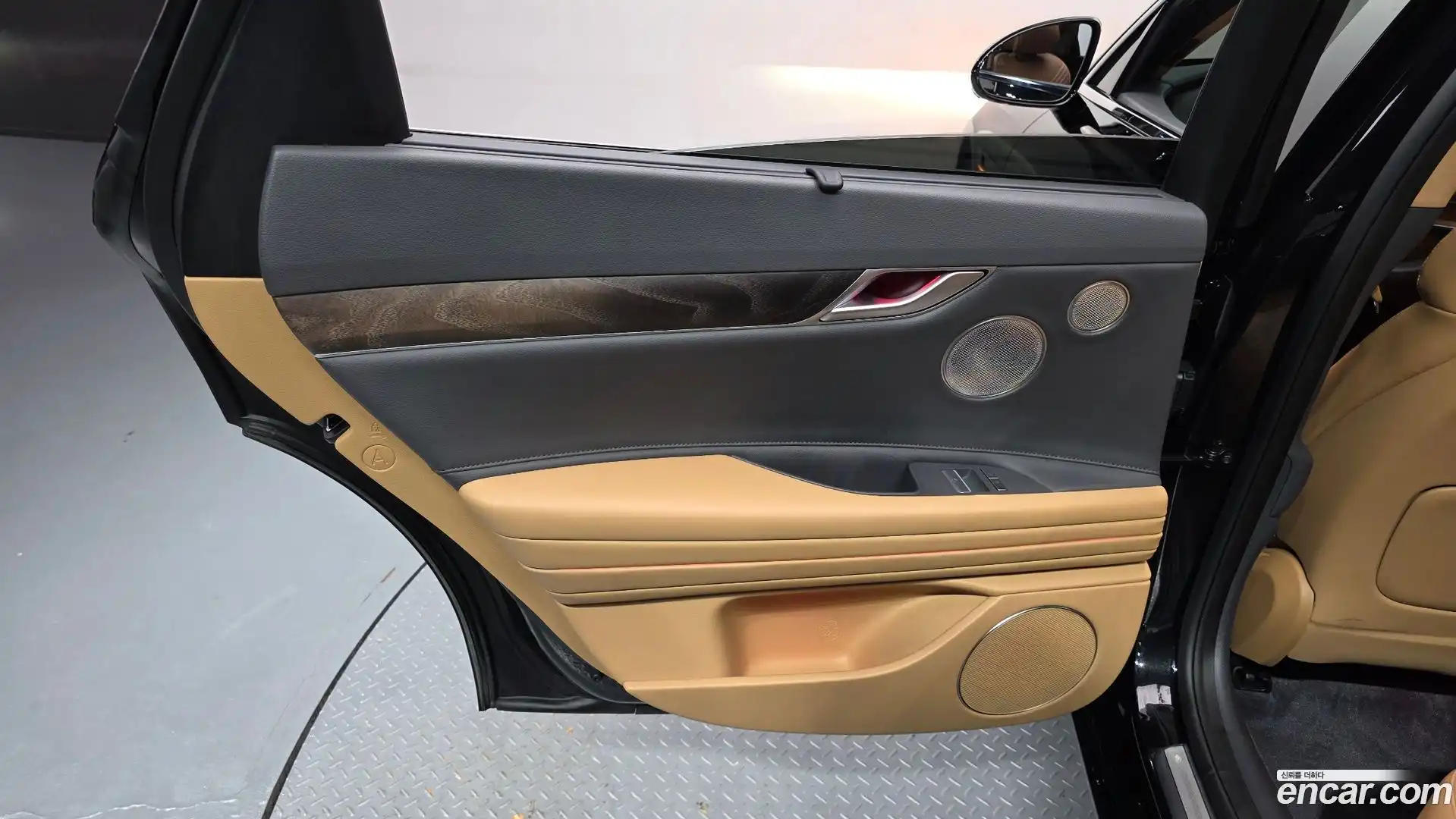 G80 Genesis 2023.0-INNER-035